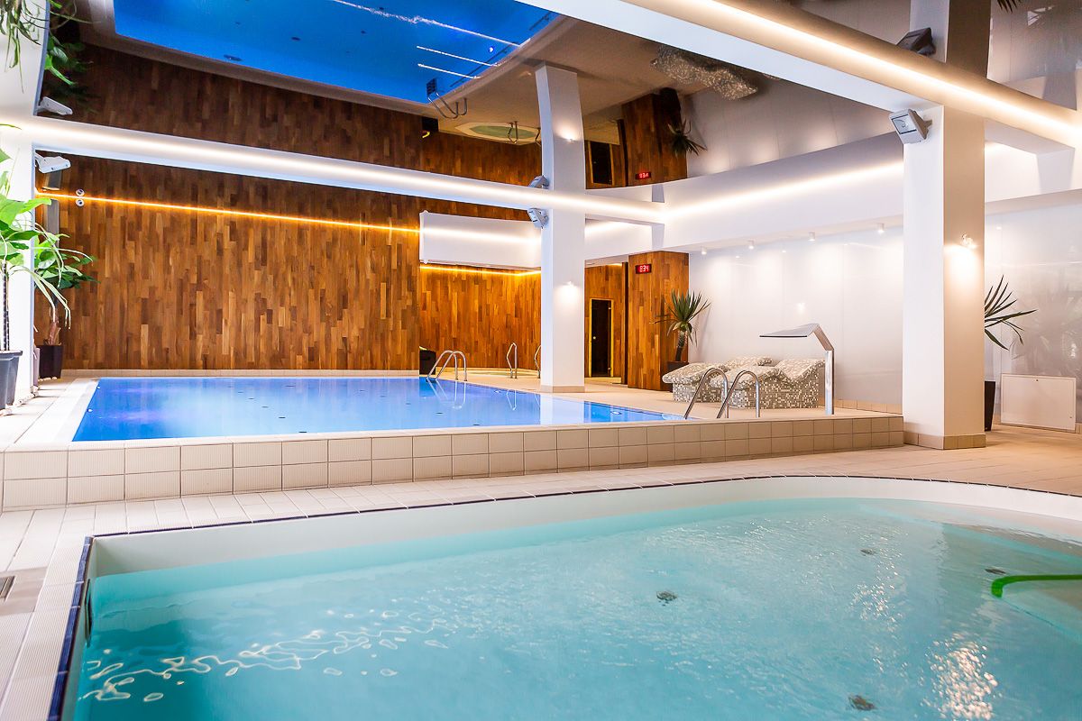 Kryty basen rekreacyjny ze stanowiskami do hydromasażu w Hotelu Jantar
