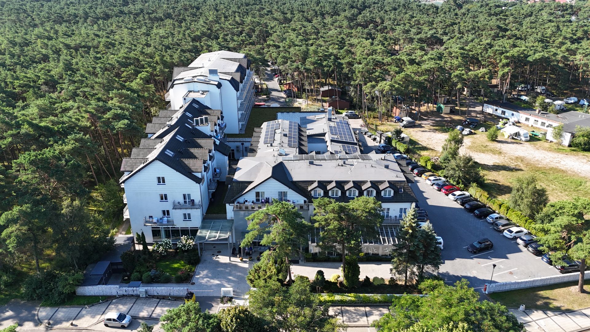 Widok z lotu ptaka na Hotel Jantar w Ustce otoczony sosnowym lasem