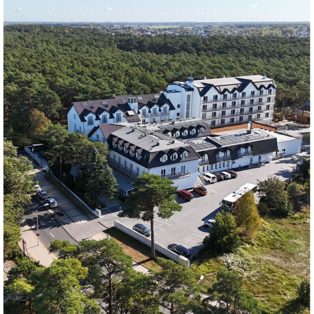 Panorama Hotelu Jantar w Ustce otoczonego lasem sosnowym widziana z lotu ptaka