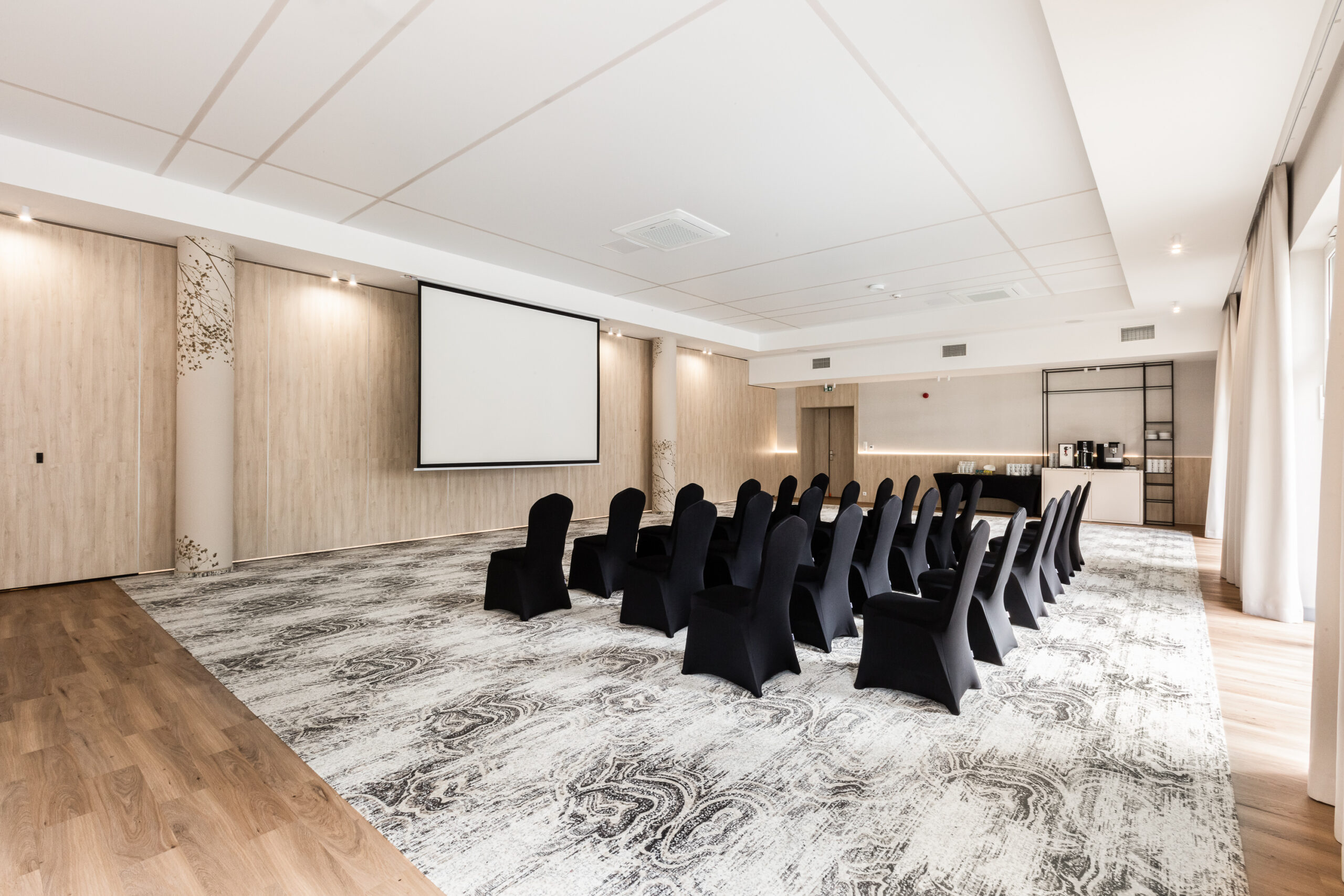 sala konferencyjna przy wydmie hotel jantar ekran projektor beżowe wnętrze